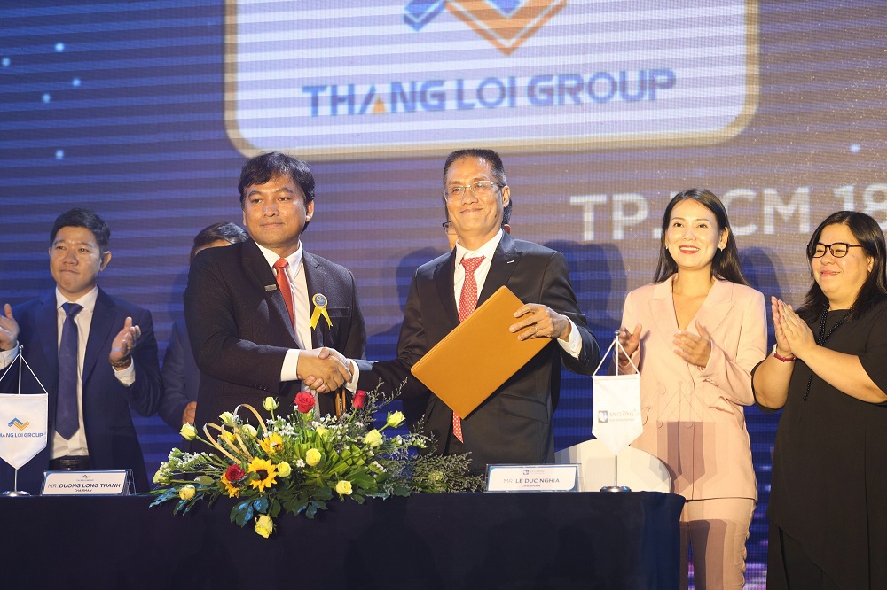 Ông Dương Long Thành – Chủ tịch HĐQT Thắng Lợi Group (bên trái) bắt tay ký kết cùng ông Lê Đức Nghĩa - Chủ tịch HĐQT Gỗ An Cường (bên phải). Ảnh Lê Diễm