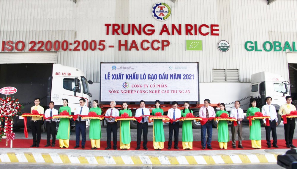 Công ty Trung An làm lễ xuất khẩu lô gạo đầu tiên trong năm 2021. Ảnh: H.V