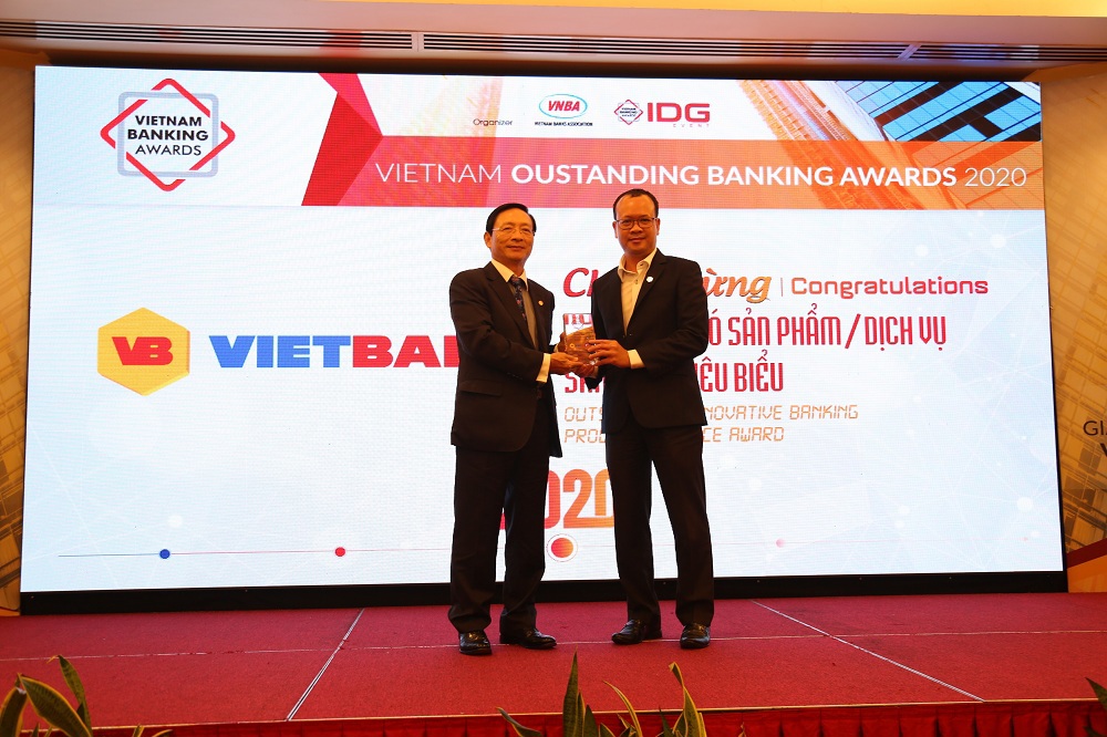 Đại diện Vietbank nhận giải Ngân hàng có sản phẩmdịch vụ tiêu biểu 2020. Ảnh Vietbank