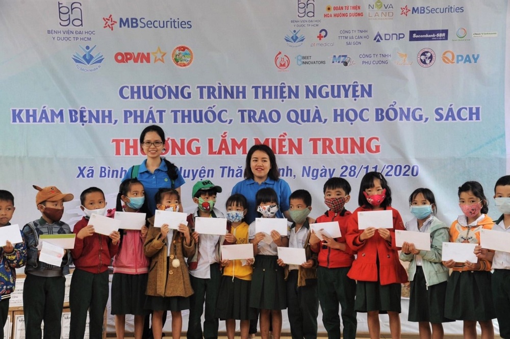 Đại diện Tập đoàn Novaland trao học bổng hỗ trợ các em học sinh nghèo tỉnh Quảng Nam. Ảnh Novaland