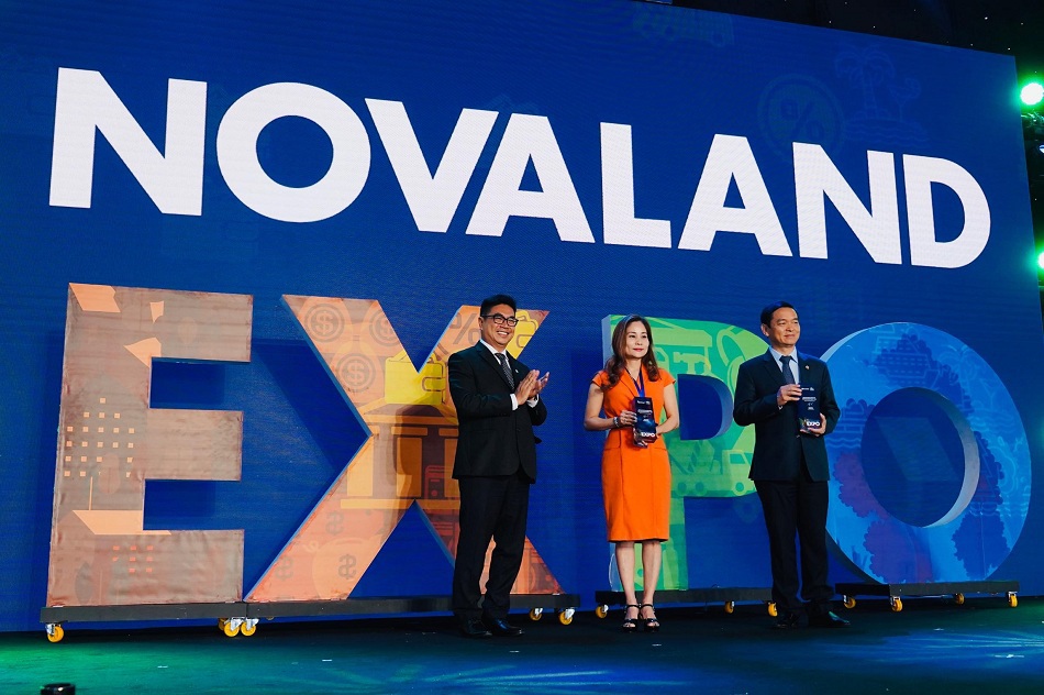 Ông Bùi Xuân Huy - Tổng Giám đốc Tập đoàn Novaland trao biểu tượng lưu niệm cho các đối tác. Ảnh NVL
