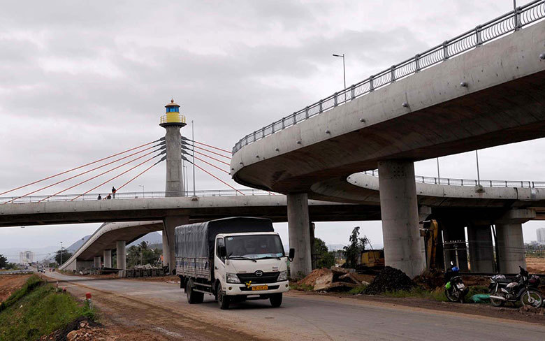 Công trình Nút giao thông khác mức số 2 Khu đô thị Nam TP Tuy Hòa - đường Nguyễn Văn Linh cơ bản hoàn thành. Ảnh: Anh Ngọc