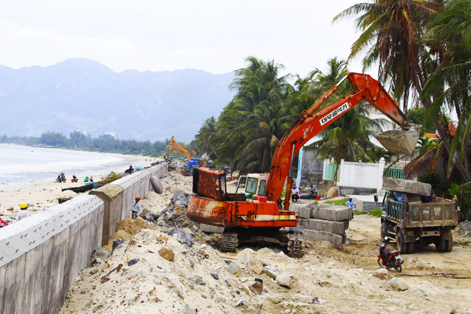 Công trình Kè bờ biển phường Ninh Hải đang thi công. Ảnh: Đình Lâm
