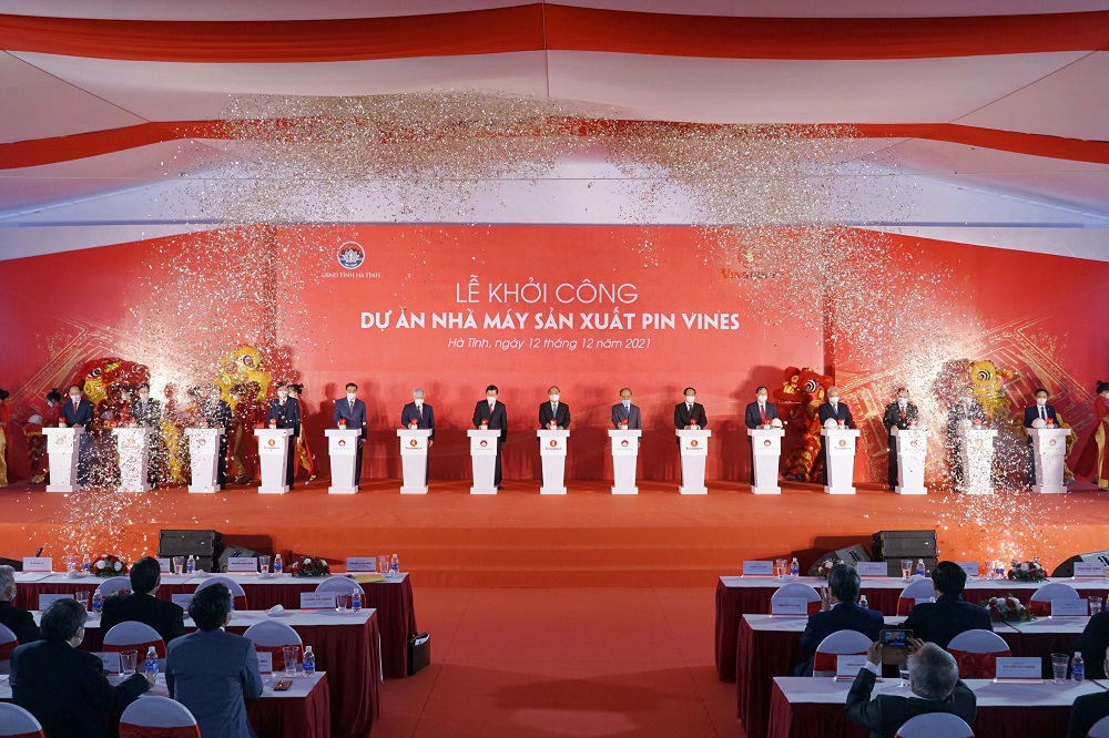 Chủ tịch nước Nguyễn Xuân Phúc cùng các đại biểu và đại diện Vingroup ấn nút khởi công dự án. Ảnh: VIC.