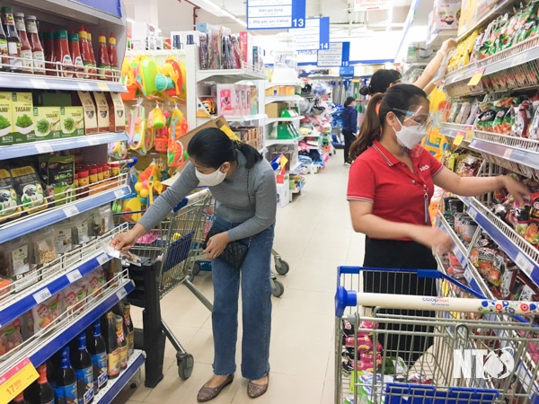 Do ảnh hưởng của dịch COVID-19, sức mua sắm tại siêu thị ngày càng giảm. Ảnh: Hà Anh