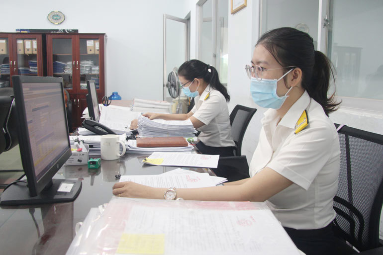 Cục Thuế tỉnh Phú Yên hướng dẫn thủ tục, hồ sơ miễn tiền chậm nộp theo Nghị định 92. Ảnh: Việt An