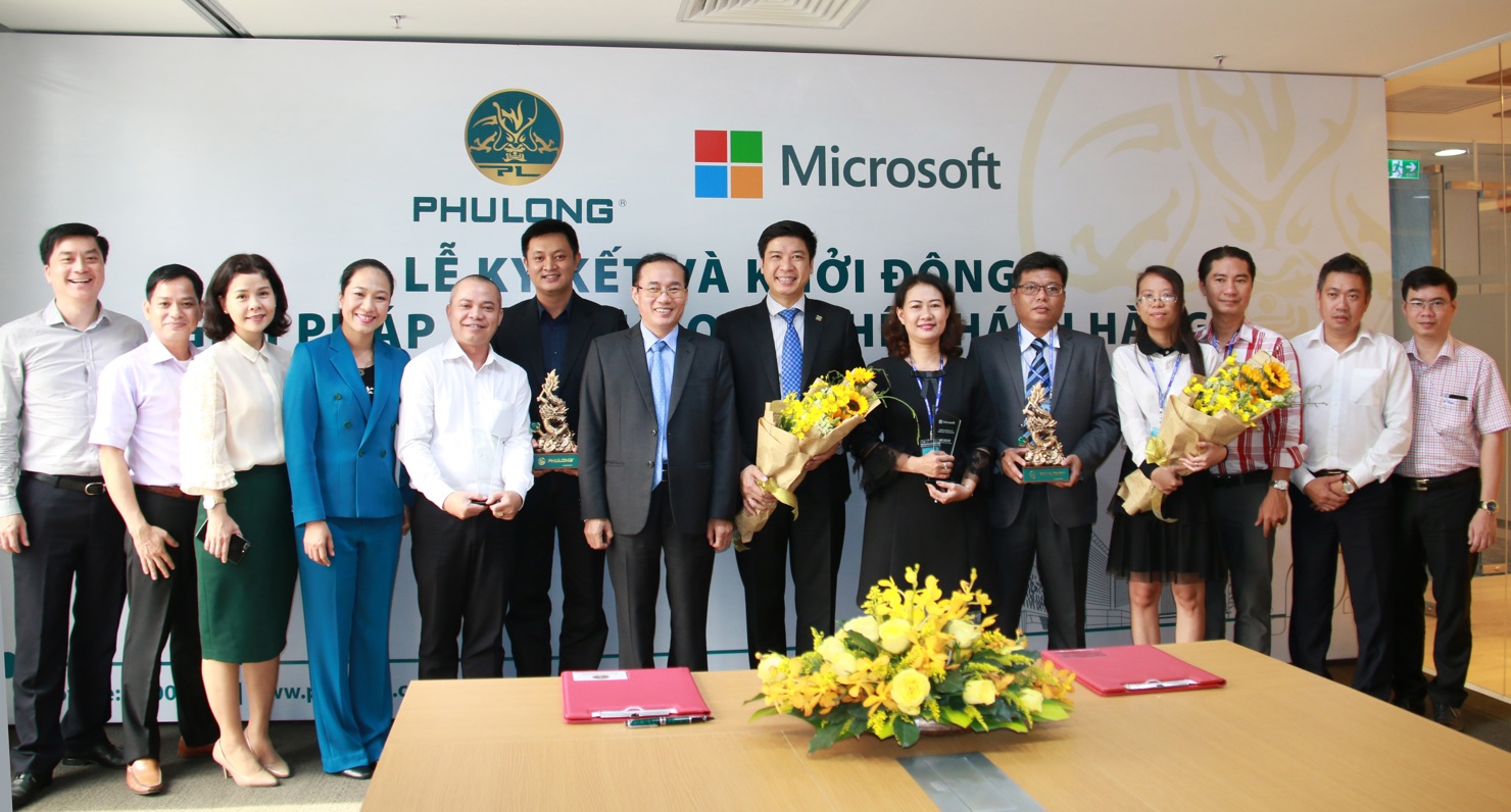 Đại diện Phu Long và Microsoft chụp ảnh lưu niệm.