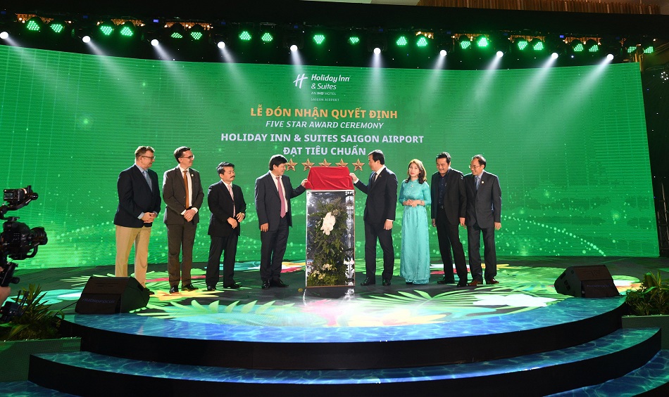 Ông Nguyễn Trùng Khánh - Tổng cục trưởng Tổng cục du lịch trao chứng nhận 5 sao cho Holiday Inn & Suites Saigon Airport. Ảnh Phú Long Group