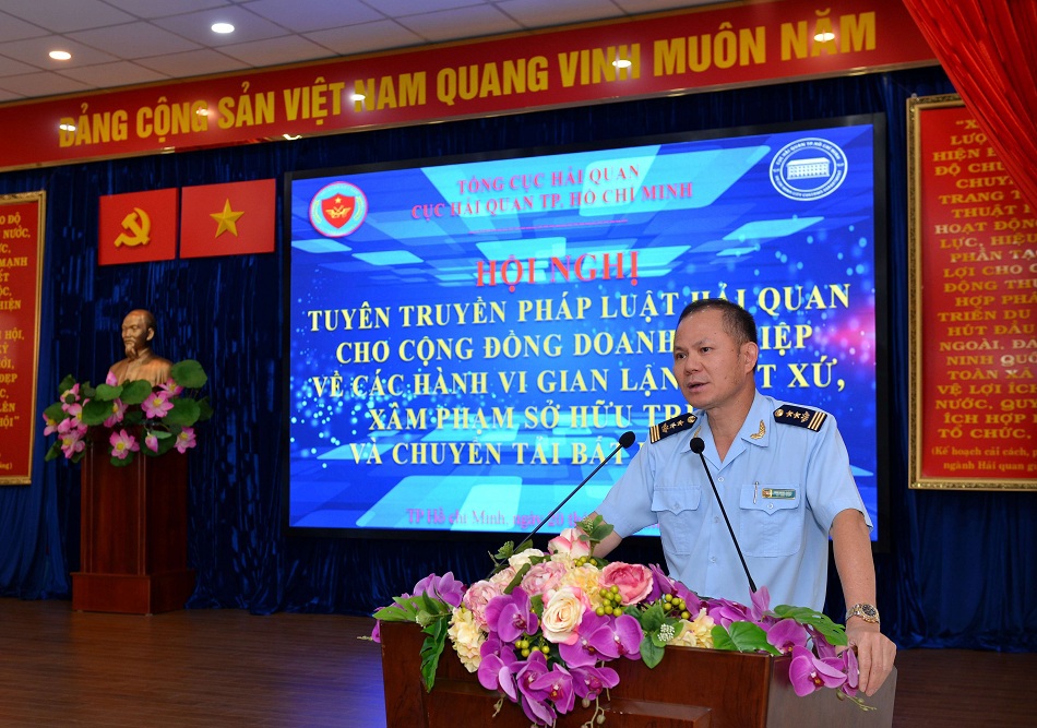 Ông Đinh Ngọc Thắng - Cục trưởng Cục Hải quan TP. Hồ Chí Minh phát biểu tại hội nghị. Ảnh Hồng Trường