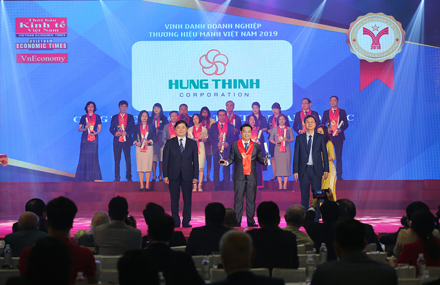Đại diện Tập đoàn Hưng Thịnh, Ông Khuất Tùng Phong - Giám đốc Tài chính Hung Thinh Corp vinh dự đón nhận kỷ niệm chương cùng chứng nhận từ Ban tổ chức. Ảnh HT