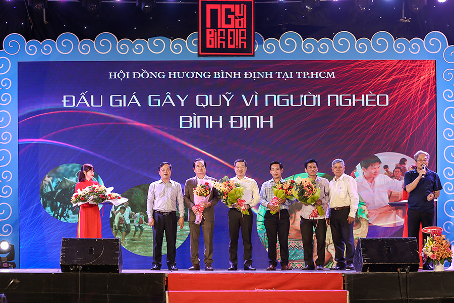 Ông Nguyễn Đình Trung - Chủ tịch HĐQT kiêm TGĐ Hung Thinh Corp (thứ 3 từ trái qua) nhận hoa tri ân từ Ban tổ chức vì sự đồng hành cùng những hoạt động của Hội đồng hương Bình Định cũng như những đóng góp ý nghĩa cho quê hương. Ảnh HT