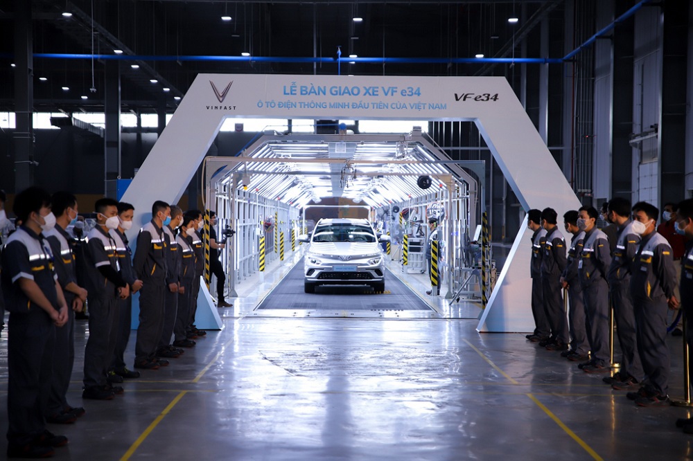 Những chiếc ô tô điện VinFast VF e34 đầu tiên chuẩn bị lăn bánh ra khỏi dây chuyền sản xuất tại nhà máy VinFast Hải Phòng. Ảnh: Vinfast.