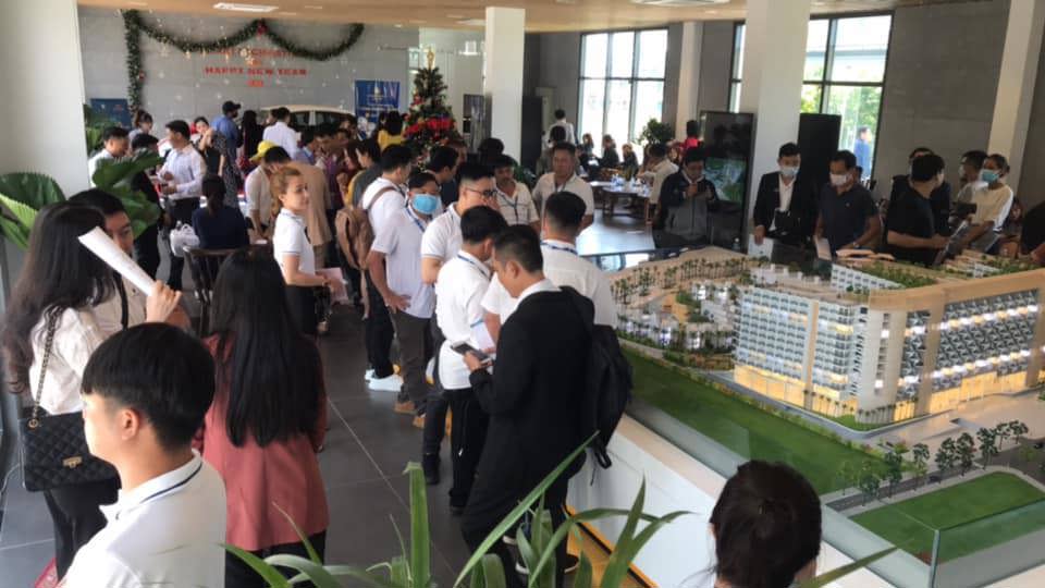 Nhà đầu tư ồ ạt đặt chỗ Charm Resort Long Hải trước ngày mở bán. Ảnh Ngọc Diễn