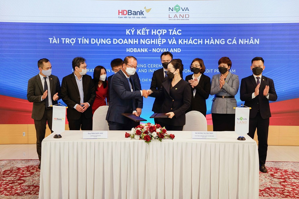 Đại diện HDBank và Novaland ký kết hợp tác cung cấp các gói tài trợ tài chính. Ảnh: NVL