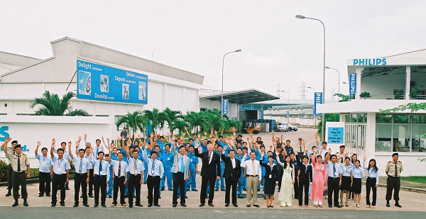 Lãnh đạo công nhân viên của công ty luôn sát cánh bên nhau vì mục tiêu đổi mới công nghệ để phát triển bền vững. Nguồn: Philips Electronics Vietnam