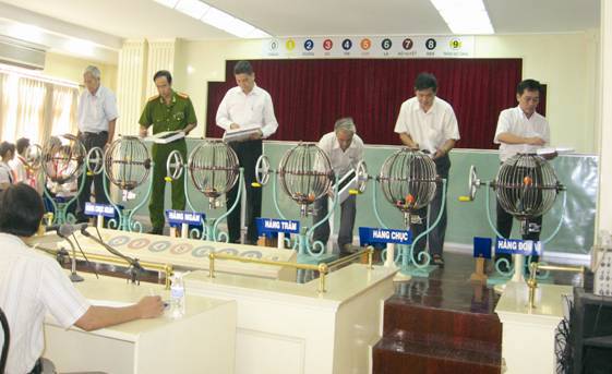Hội đồng Giám sát xổ số kiểm tra lồng. Nguồn: xosodongthap.com.vn