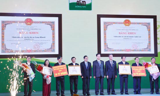 Thủ tướng Nguyễn Tấn Dũng trao bằng công nhận đạt chuẩn nông thôn mới cho lãnh đạo huyện Xuân Lộc và thị xã Long Khánh. ảnh internet