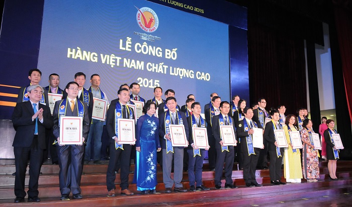 Bộ trưởng Nguyễn Quân và bà Vũ Kim Hạnh trao giải thưởng cho các doanh nghiệp được bình chọn. ảnh Ái Vân