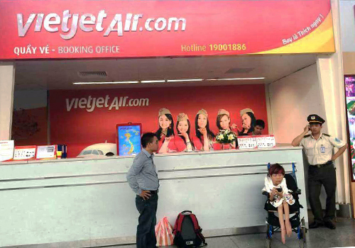 Chị Vân (ngồi xe lăn) bị từ chối lên máy bay của hãng Vietjet. Ảnh internet