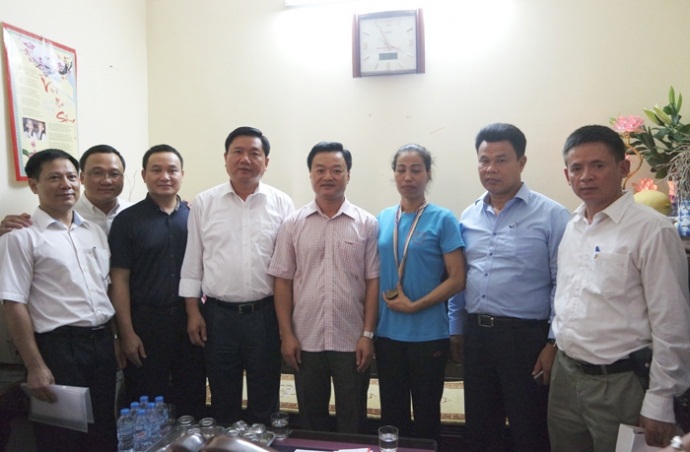 Bộ trưởng Bộ Giao thông vận tải Đinh La Thăng  cùng đại diện Lãnh đạo Tổng Công ty Cổ phần Bảo hiểm Petrolimex đến thăm cựu vận động viên điền kinh Vũ Bích Hường. Nguồn: PJICO