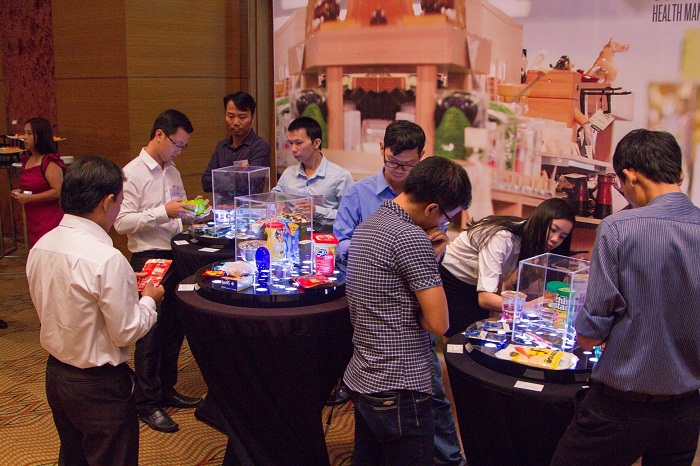Khách hàng đang xem các sản phẩm bao bì thực phẩm tại hội thảo. Ảnh FinancePlus.vn