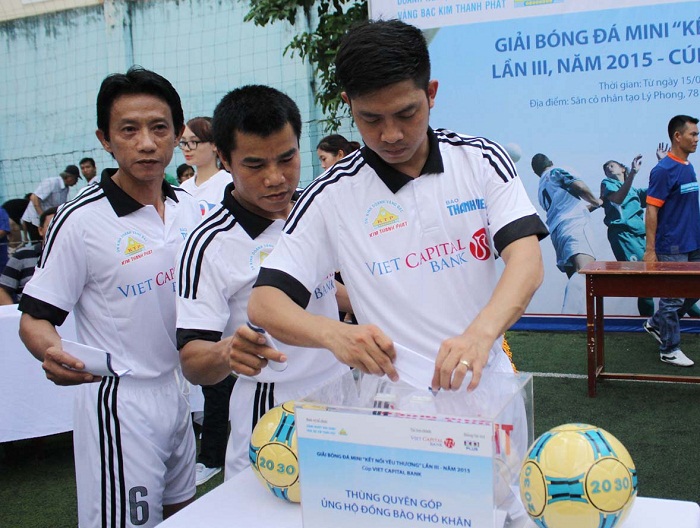 Các cầu thủ quyên góp tiền tại giải đấu. Nguồn: VietCapitalbank