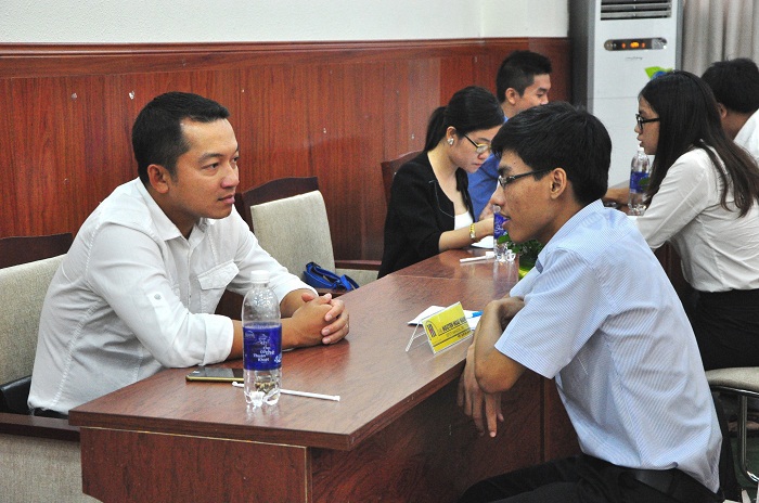 Các anh/chị doanh nhân đang chia sẻ với thí sinh ở hình thức 1:1. Ảnh FinancePlus.vn