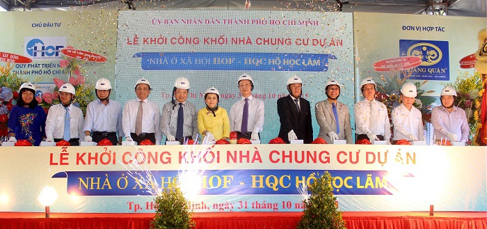 Các đại biểu nhấn nút khởi công dự án Nhà ở xã hội HOF-HQC Hồ Học Lãm. Ảnh: HQ 