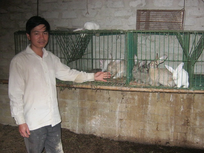 Anh Phạm Văn Hoàn đang giới thiệu kinh nghiệm nuôi thỏ cho bà con. Ảnh Lê Cường