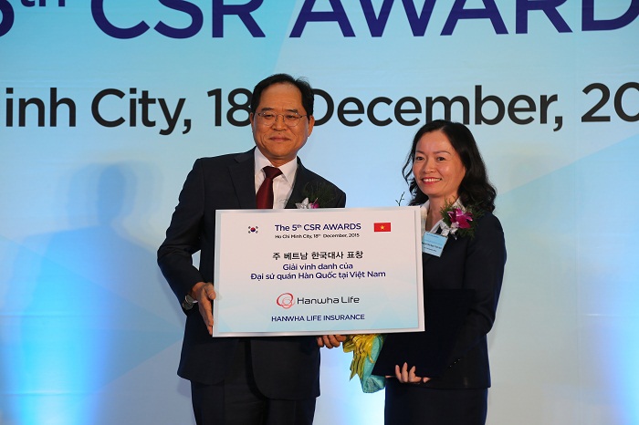 Ông Park No Wan  - Tổng lãnh sự quán Hàn Quốc tại Việt Nam đang trao giải. Ảnh Financeplus.vn