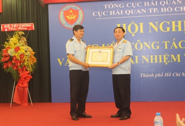 Phó Tổng cục trưởng Hoàng Việt Cường trao Giấy khen cho Cục Hải quan TP.Hồ Chí Minh.