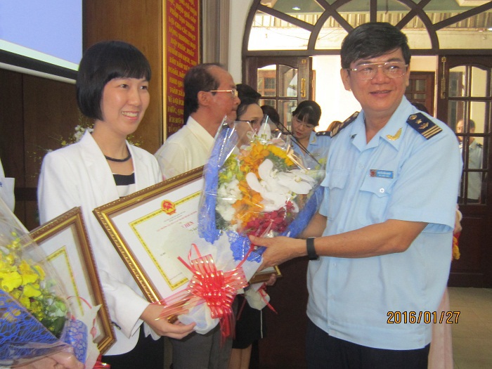 Lãnh đạo Cục Hải quan TP. Hồ Chí Minh trao bằng khen cho các doanh nghiệp. Ảnh: Hải Ngọc