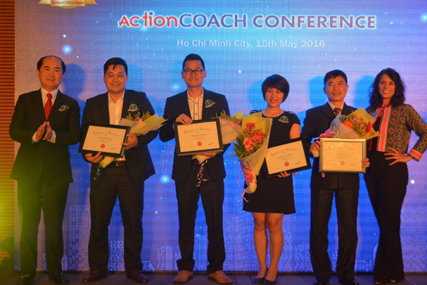 Ông Hồ Quang Minh trao chứng nhận hoàn thành khóa đào tạo ActionCOACH cho các học viên. Ảnh LN