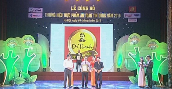 Ông Nguyễn Phan Huy Khôi, Giám đốc Đối ngoại Tập đoàn Number 1 – Tân Hiệp Phát nhận chứng nhận. Nguồn: internet