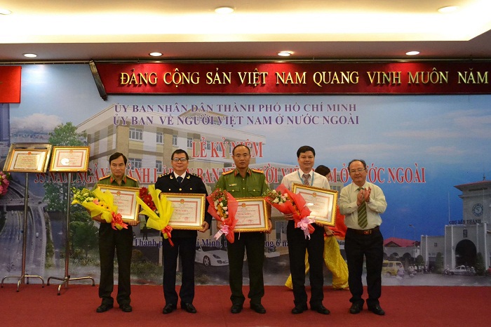 Phó Chi cục trưởng Lê Tuấn Bình nhận Bằng khen của UBND TP.HCM trao tặng  Chi cục Hải quan cửa khẩu sân bay quốc tế Tân Sơn Nhất. Ảnh HT