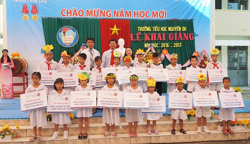 Trên 100 suất học bổng đã được Viet Capital Bank trao tặng cho các em nhân dịp năm mới. Ảnh: Bảo Ngọc