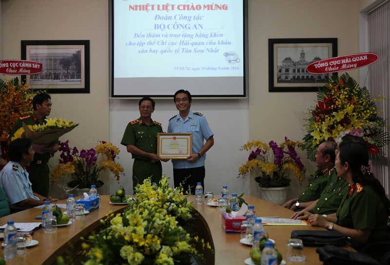 Trung tướng Phan Văn Vĩnh trao bằng khen cho Chi cục Hải quan Tân Sơn Nhất. Ảnh HT