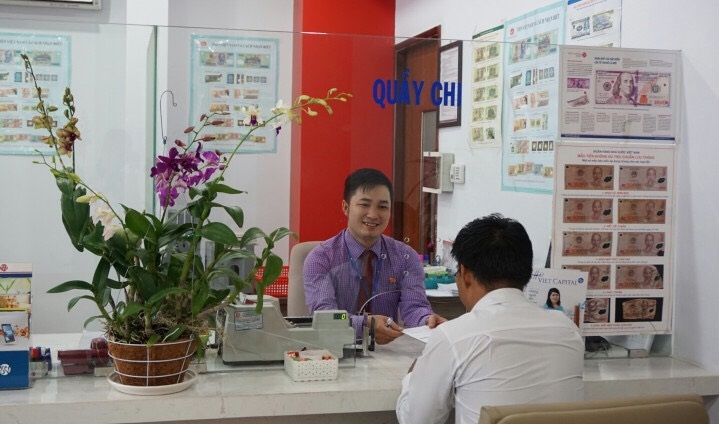 Nhân viên Ngân hàng Bản Việt đang hướng dẫn thủ tục vay cho khách hàng. Ảnh: Hồng Vân