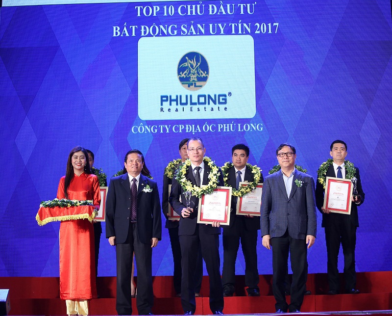 Ông Vũ Hoài Nam - Phó Tổng Giám đốc Công ty Cổ phần Địa ốc Phú Long nhận giải. Ảnh PLG