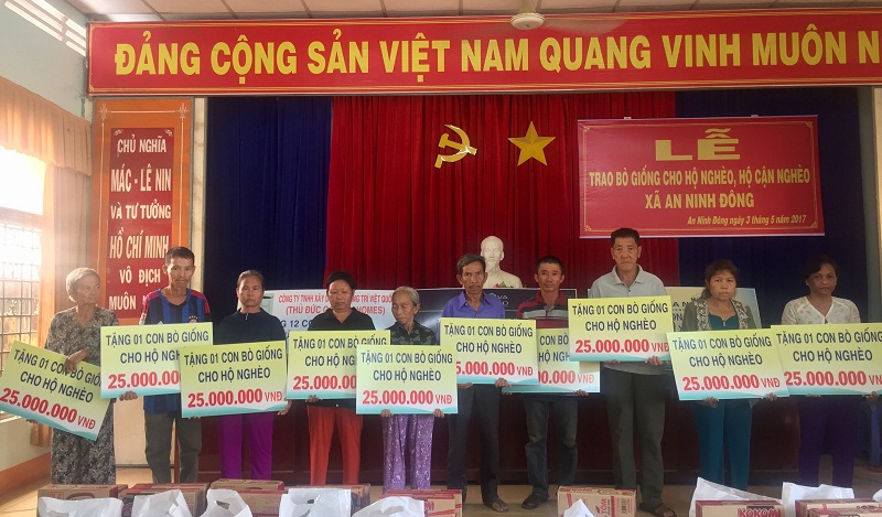 Các hộ gia đình tại xã An Ninh Đông nhận hỗ trợ nguồn vốn mua bò giống. Ảnh Thùy Vinh
