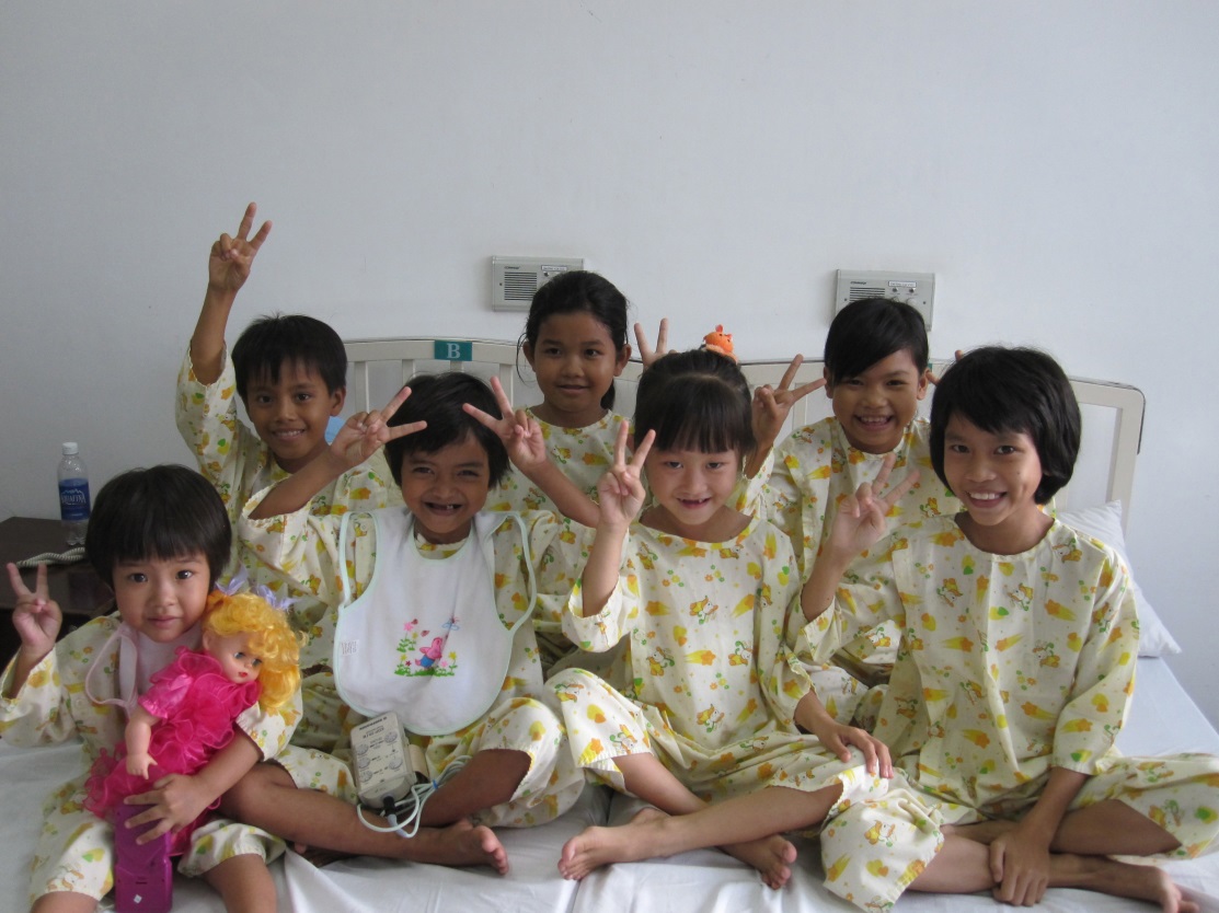Những trẻ em bị bệnh tim tham gia  chương trình “Nối kết yêu thương” do Tập đoàn Novaland tài trợ. Nguồn NVL