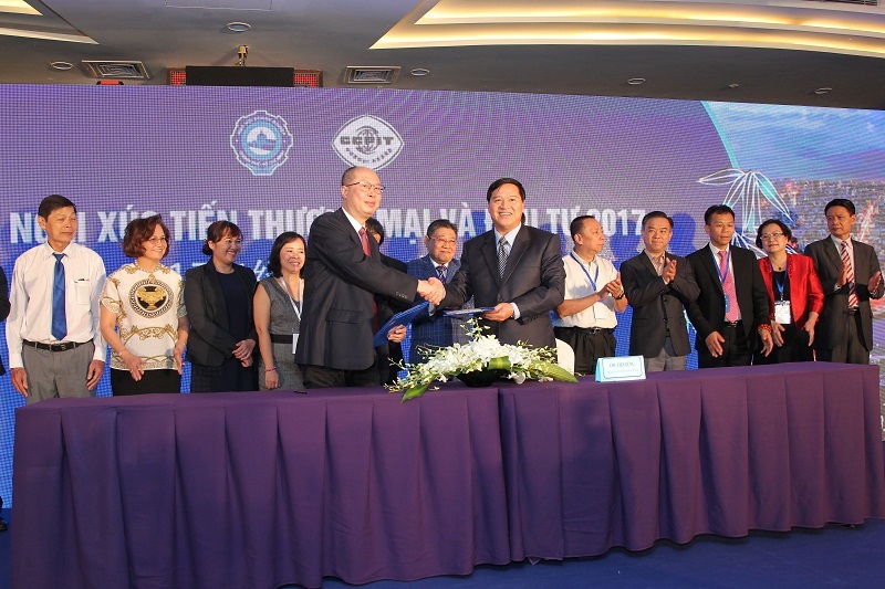 Lễ ký kết các ghi nhớ hợp tác giữa Hiệp hội doanh nghiệp TP. Hồ Chí Minh và Hiệp hội xúc tiến thương mại tỉnh Quảng Đông -Trung Quốc. Ảnh: Hữu Thông
