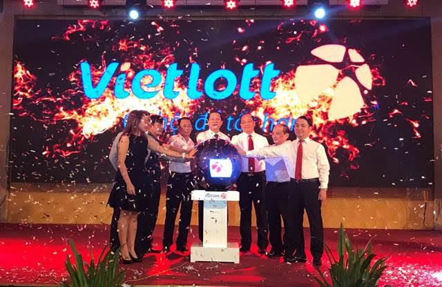 Lễ vận hành hệ thống kinh doanh xổ số tự chọn số điện toán tại Nghệ An với sự có mặt của các lãnh đạo tỉnh Nghệ An. Ảnh Vietlott