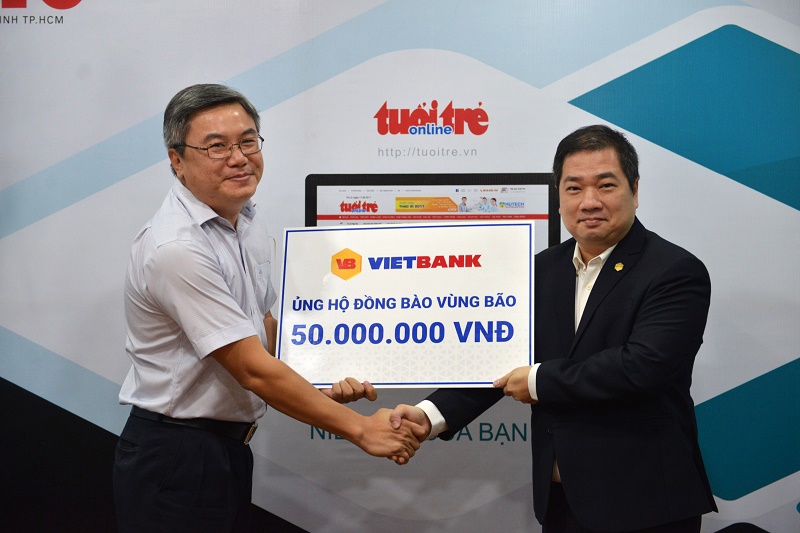 Đại diện Ngân hàng Việt Nam Thương Tín (Vietbank) trao 50 triệu đồng qua Quỹ từ thiện của báo Tuổi Trẻ. Ảnh VB