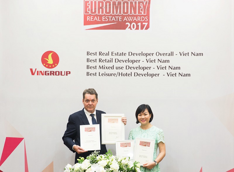 Đại diện Tập đoàn Vingroup nhận giải thưởng Euromoney’s Real Estate Awards vào ngày 18/9. Ảnh VIN