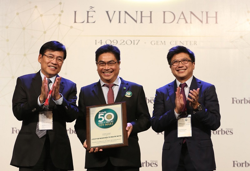 Ông Bùi Xuân Huy - Tổng giám đốc Tâp đoàn Novaland nhận giải thưởng Top 50 doanh nghiệp niêm yết tốt nhất. Nguồn NVL