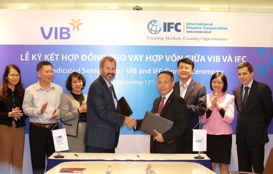 IFC và VIB tại lễ ký kết hợp đồng cho vay hợp vốn 185 triệu USD. Ảnh VIB