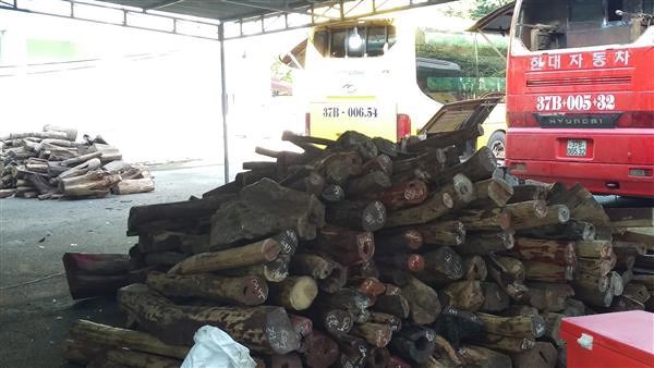 Số gỗ ghi gỗ trắc do lực lượng chức năng bắt  giữ tại cửa khẩu Xa Mát - Tây Ninh. Ảnh HQ