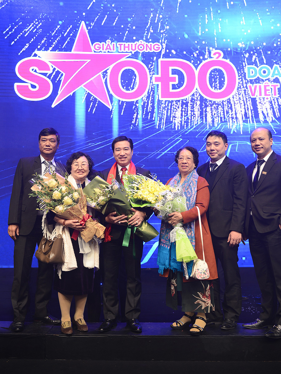 Ông Nguyễn Đình Trung (thứ 3 từ phải sang) cùng Cán bộ - Nhân viên Tập đoàn Hưng Thịnh chụp hình lưu niệm tại sự kiện. Ảnh: HTG
