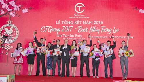 Trao thưởng các cá nhân, tập thể có thành tích cao cho nhân viên C.T Group . Ảnh Thanh Xuân